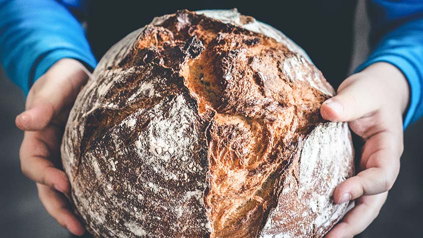 Grovt brød kan være en god kilde til jern til barn. Foto.